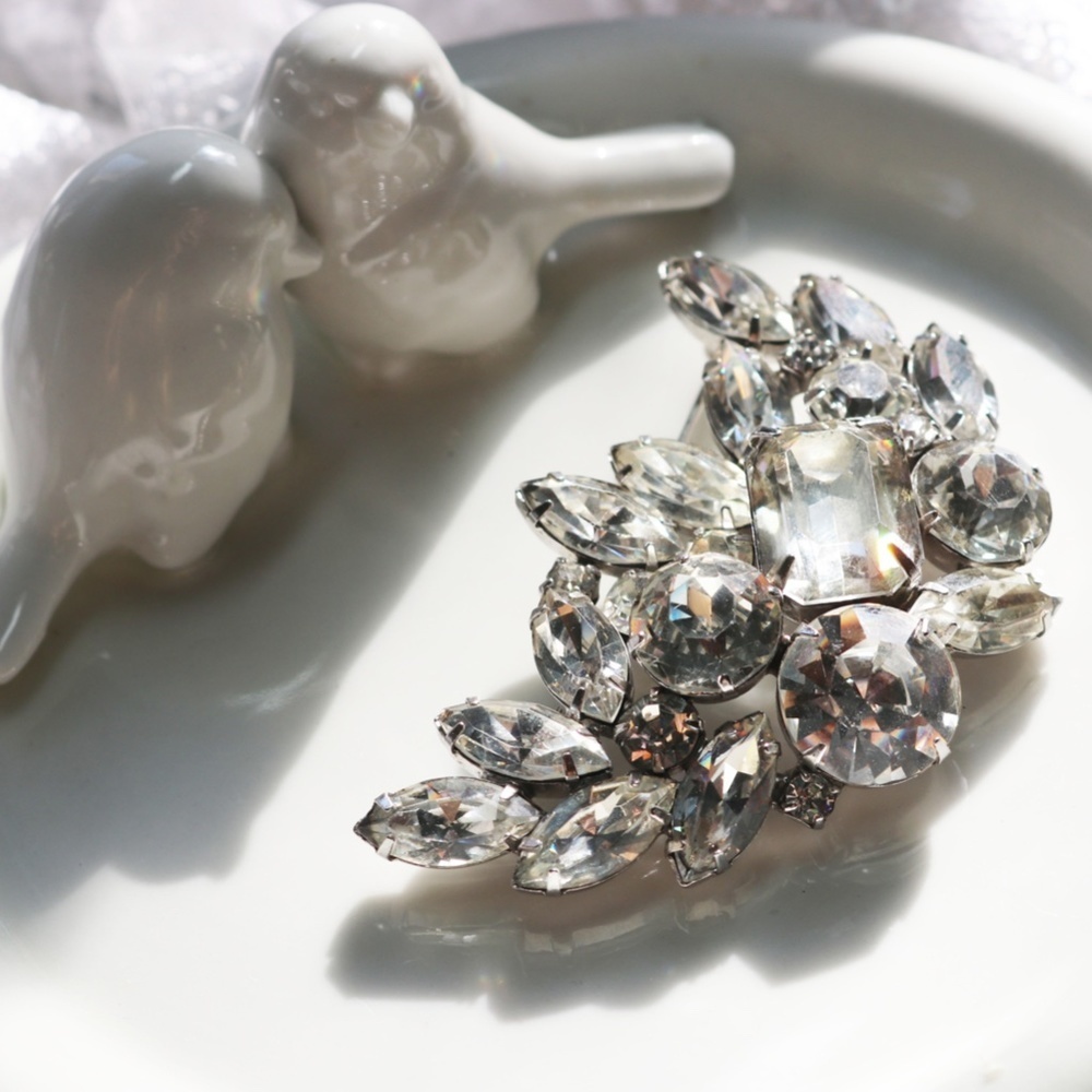 BREATHTAKING! Rare Vintage Kramer of New York Dazzling Crystal Brooch